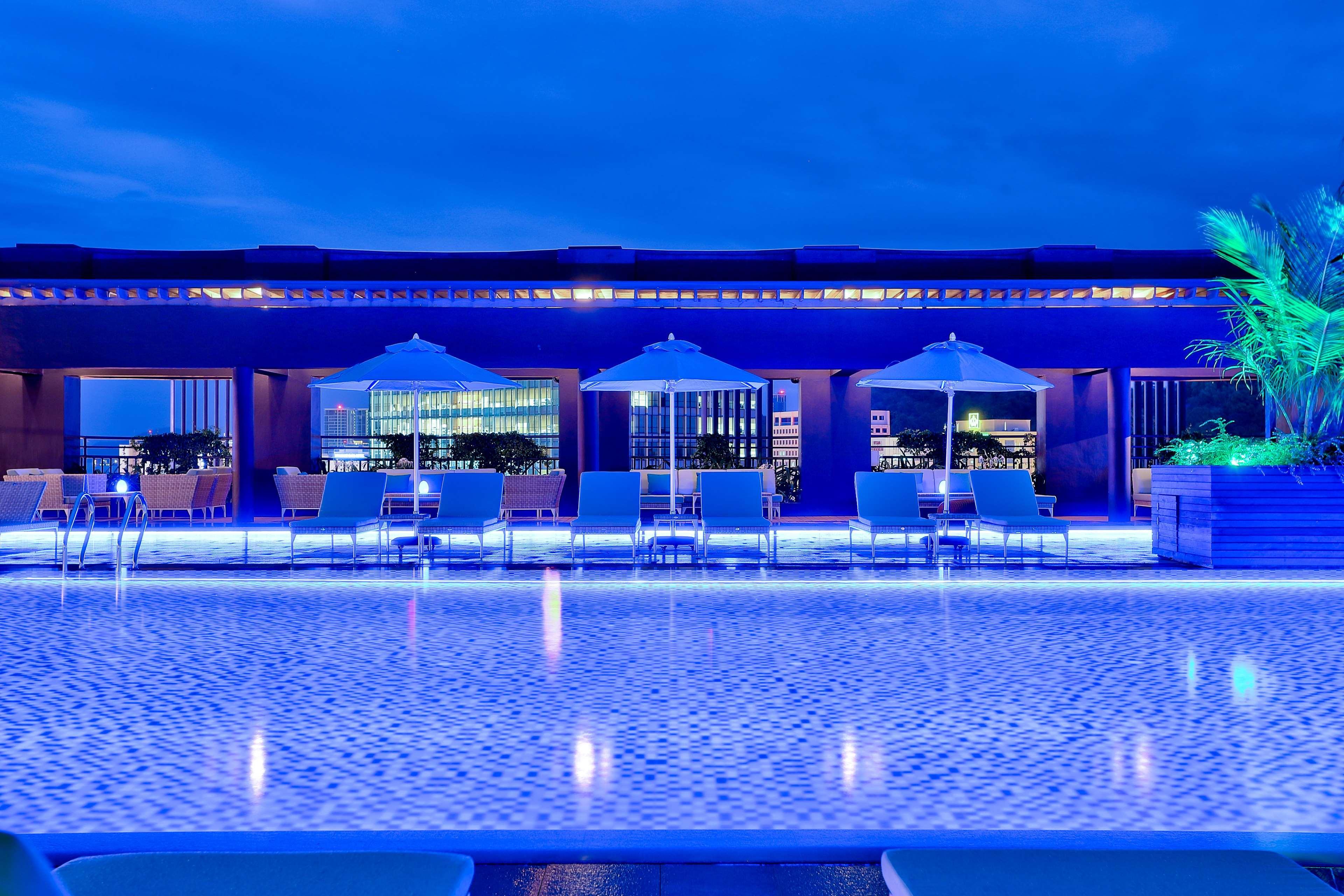 Hilton Kota Kinabalu Exterior foto The pool at the hotel