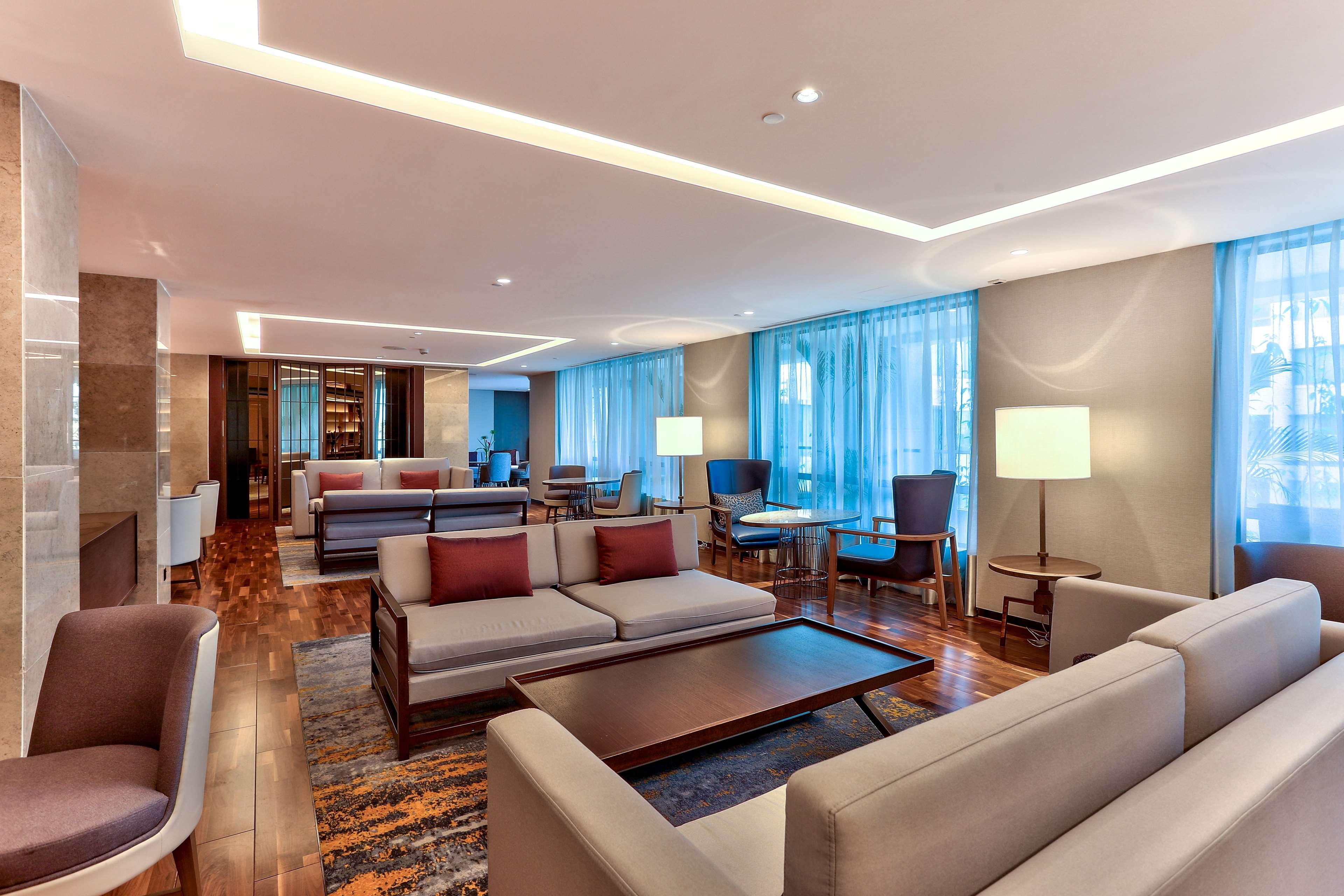 Hilton Kota Kinabalu Exterior foto The lounge at the airport