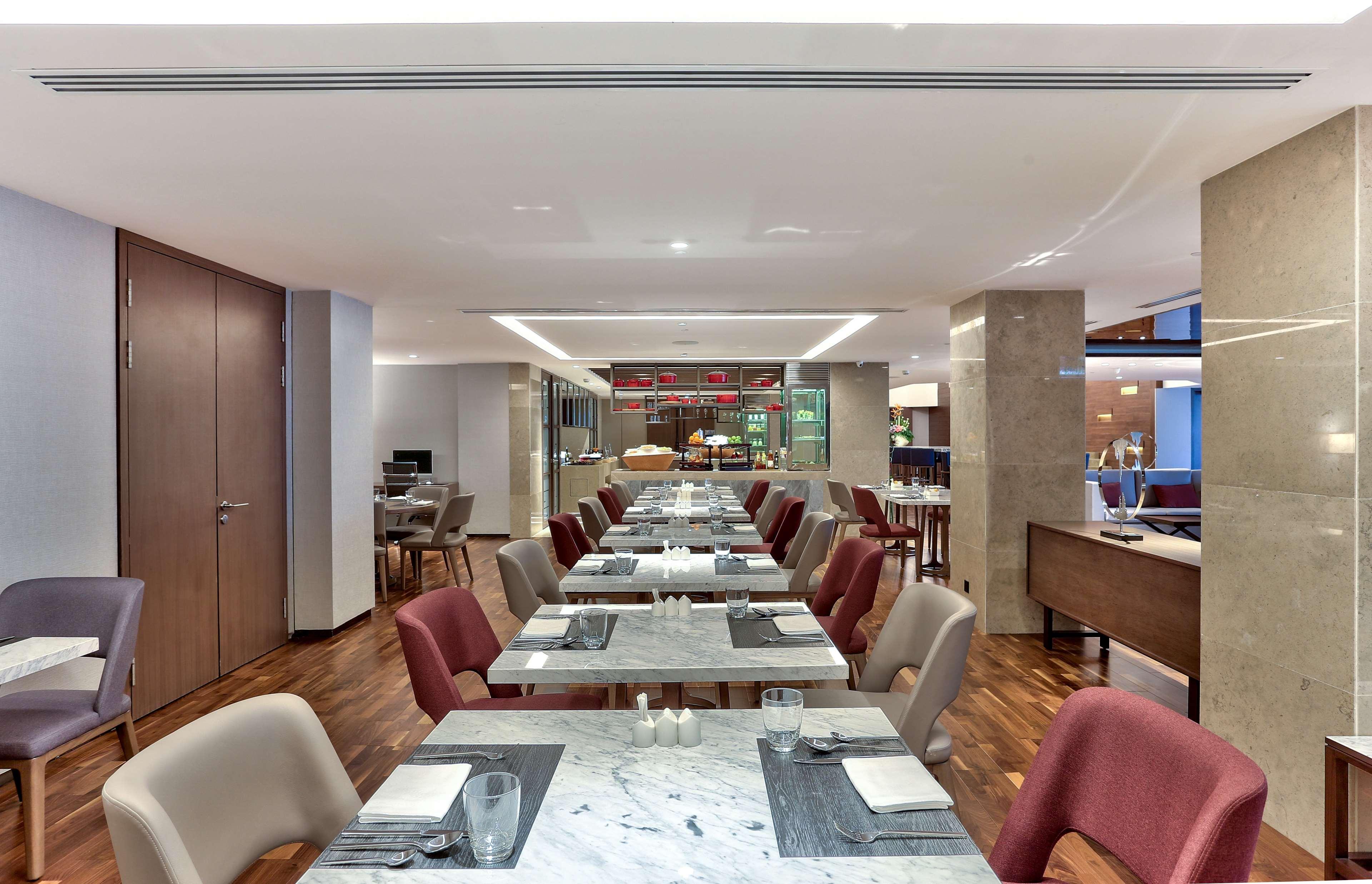 Hilton Kota Kinabalu Exterior foto The lounge at Istanbul Ataturk Airport