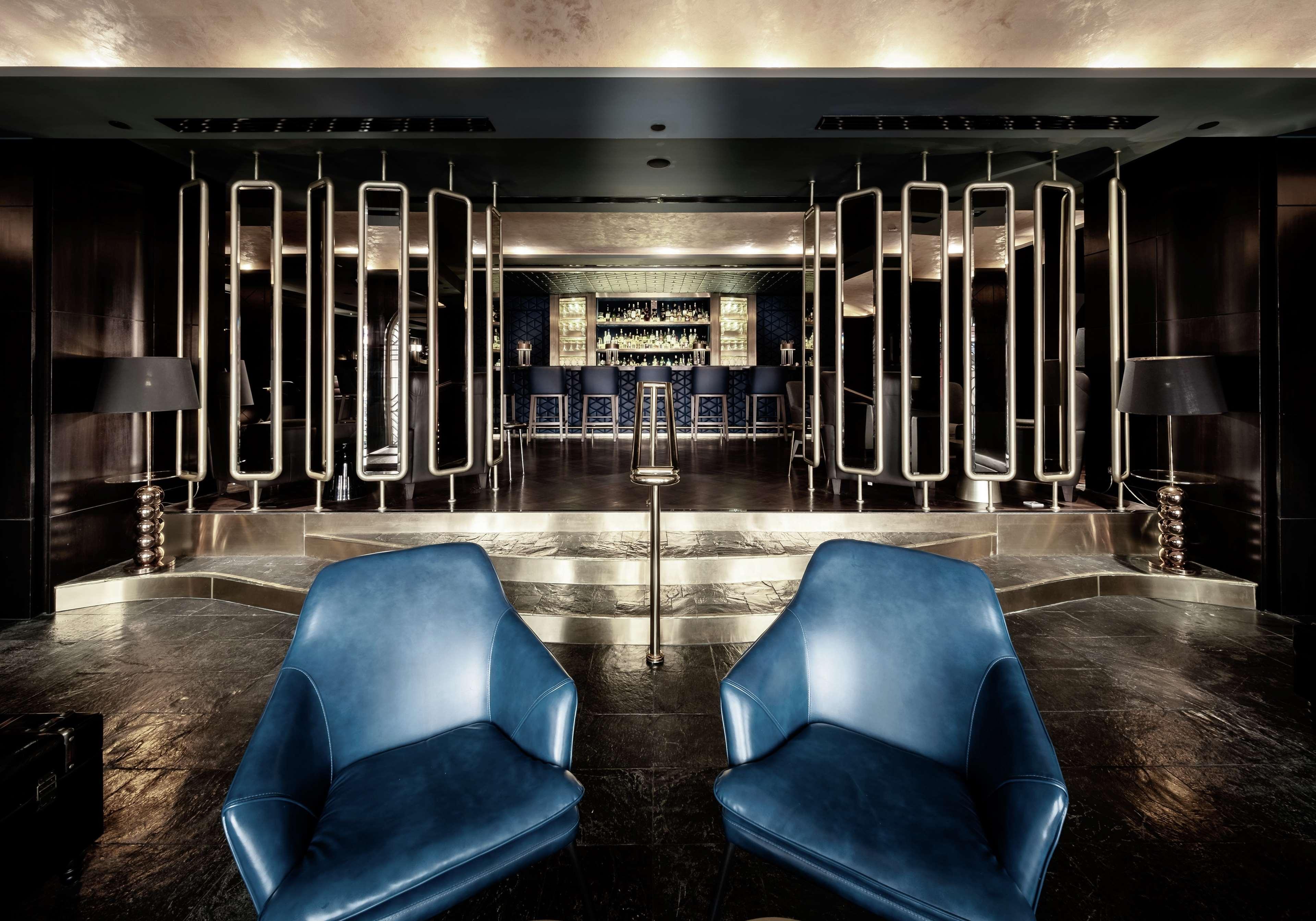 Hilton Kota Kinabalu Exterior foto The bar at the 100 Queen's Gate