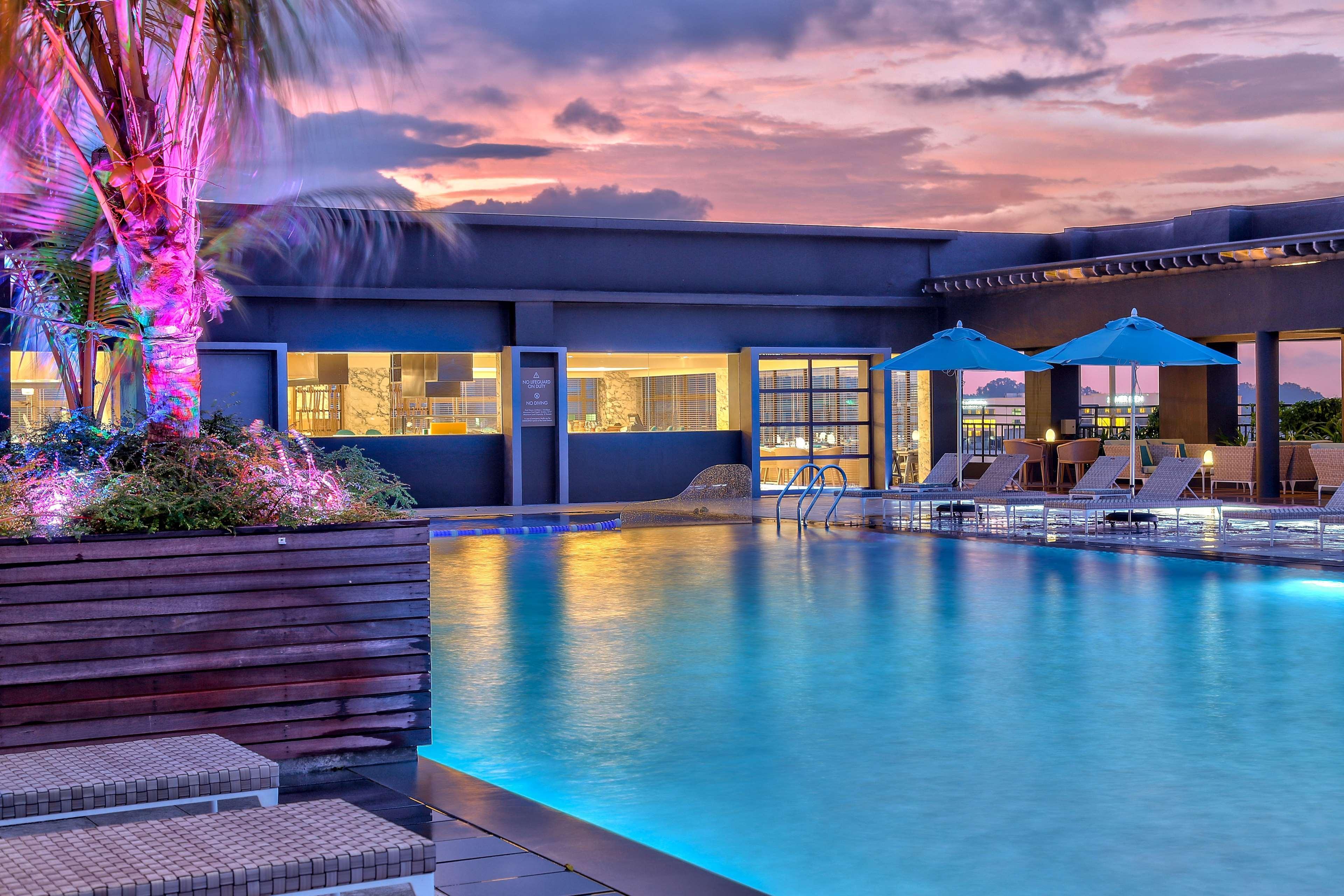 Hilton Kota Kinabalu Exterior foto The swimming pool at the hotel