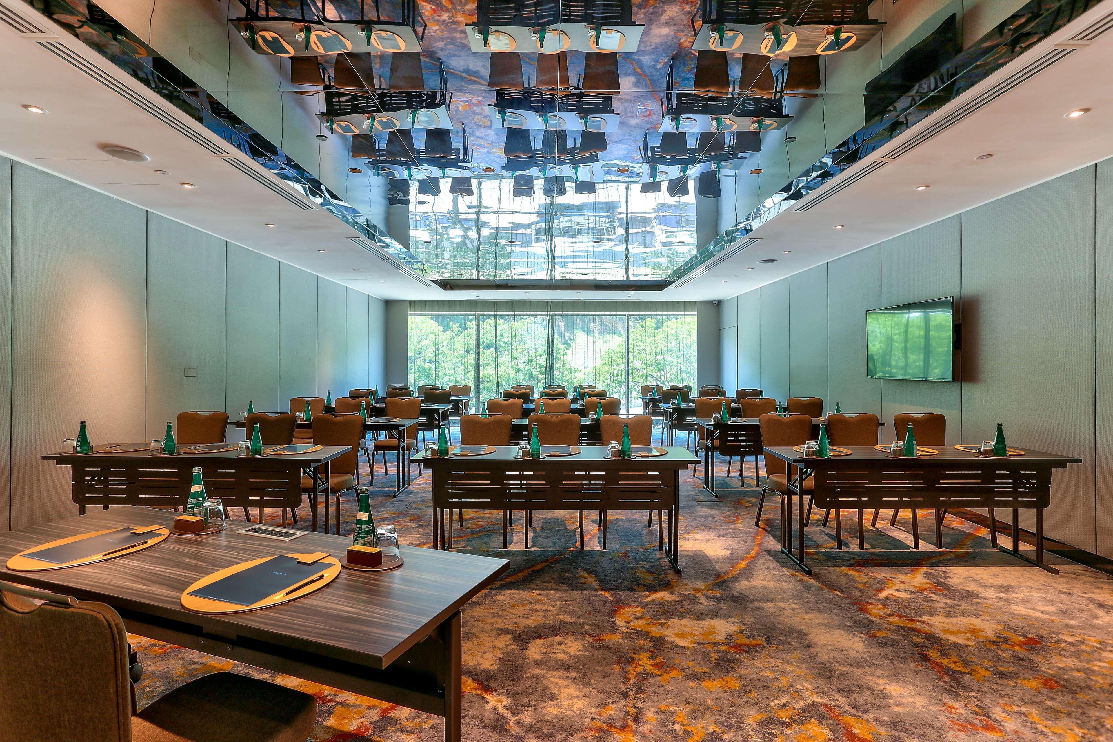 Hilton Kota Kinabalu Exterior foto Meeting room at the hotel