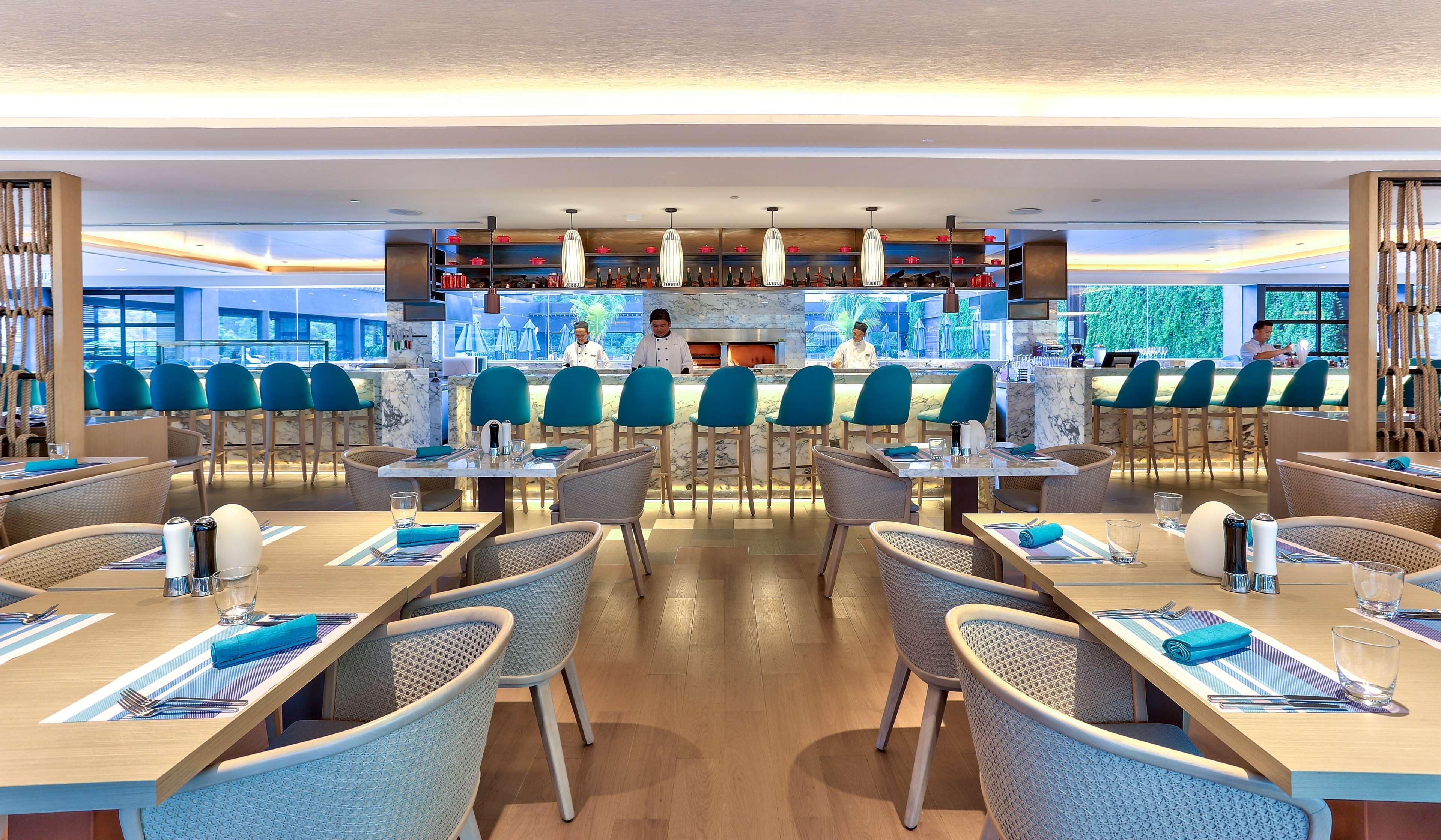 Hilton Kota Kinabalu Exterior foto The interior of the restaurant