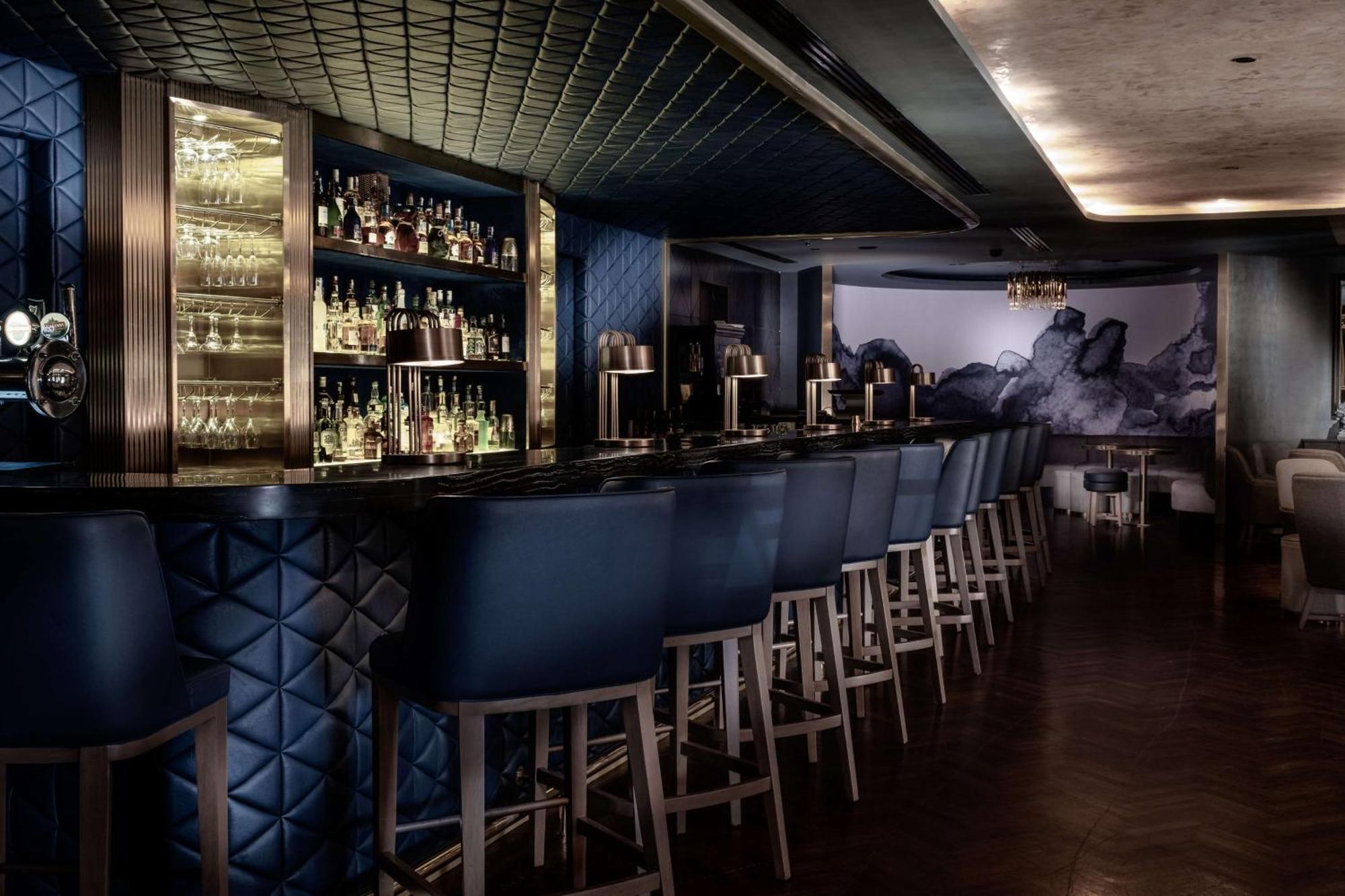 Hilton Kota Kinabalu Exterior foto The bar at the Mandarin Oriental, New York