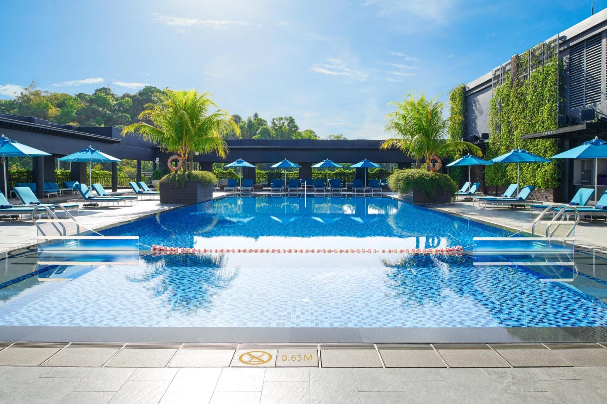 Hilton Kota Kinabalu Exterior foto The swimming pool at the hotel