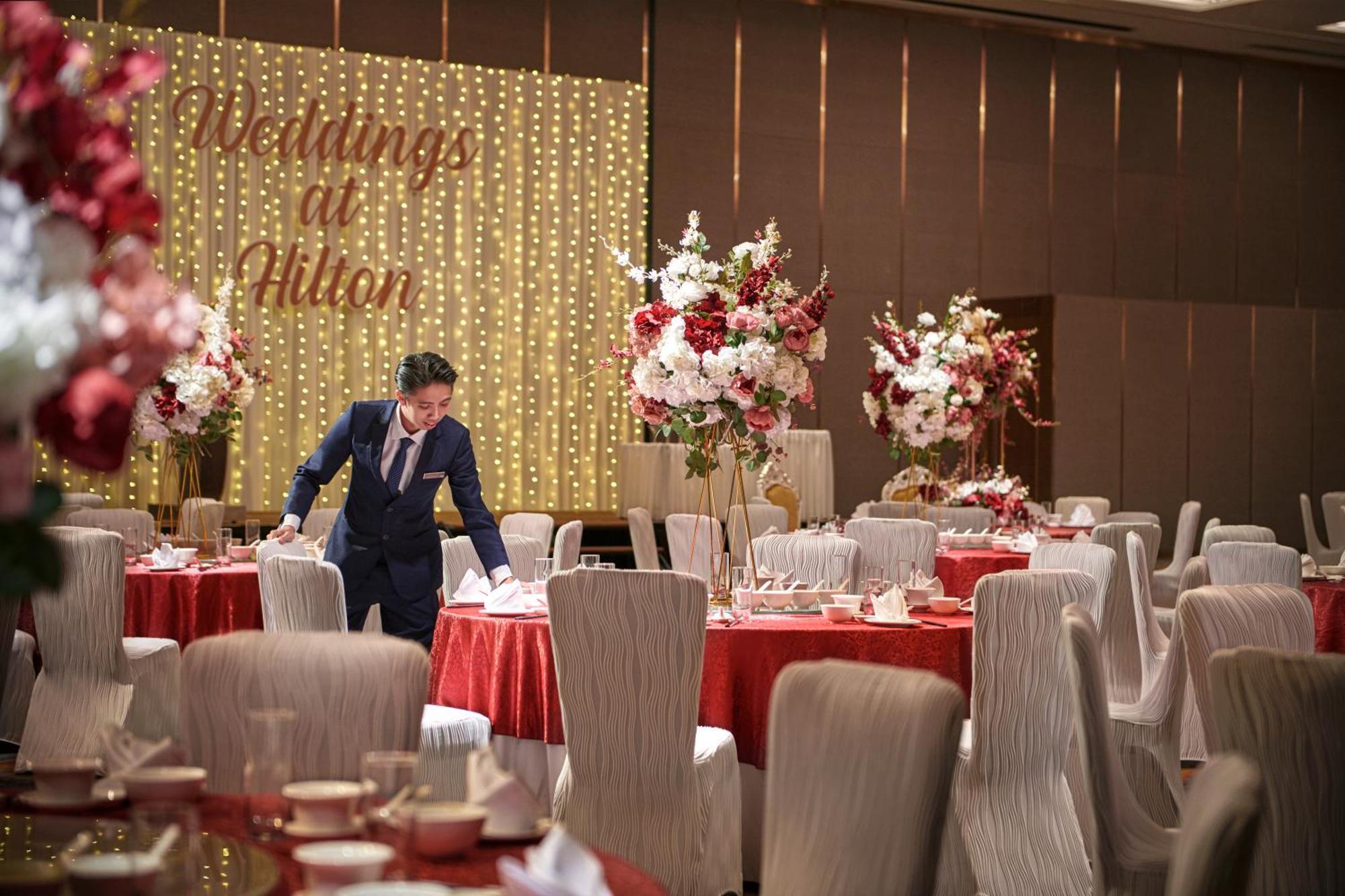 Hilton Kota Kinabalu Exterior foto A wedding reception at the Royal Thai Suite