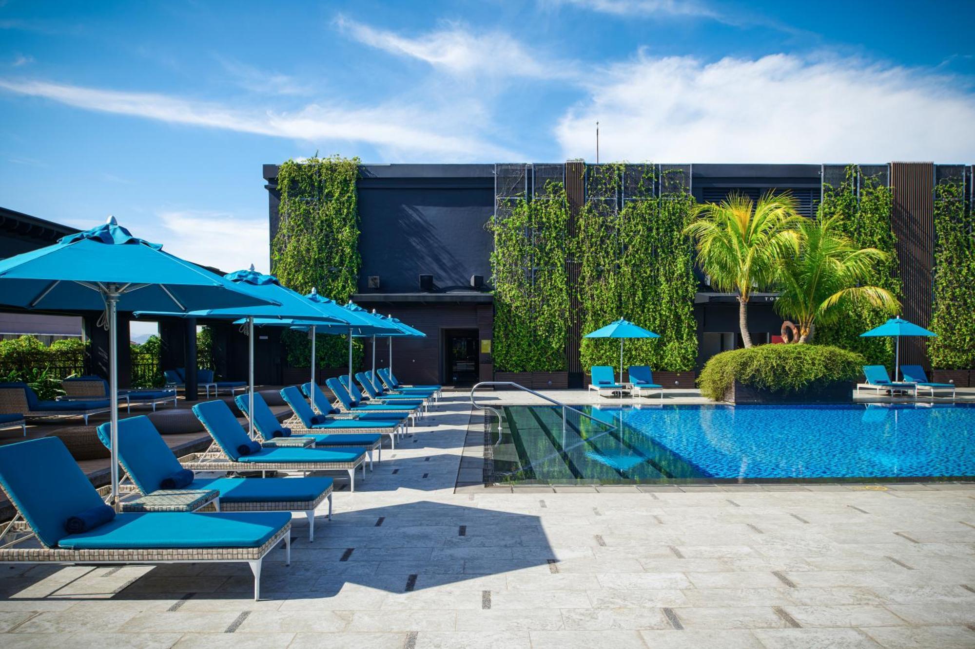Hilton Kota Kinabalu Exterior foto The pool at the hotel