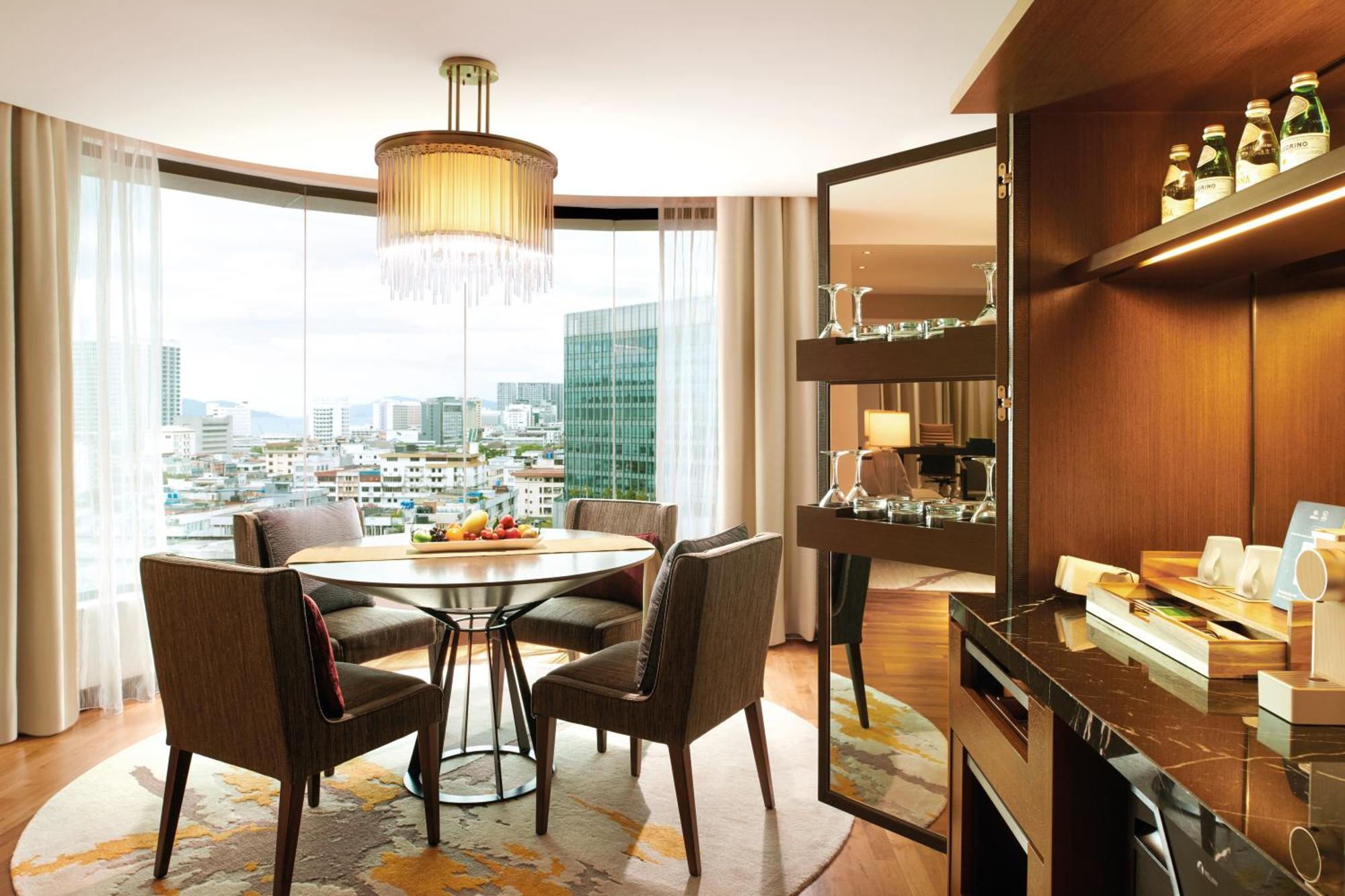 Hilton Kota Kinabalu Exterior foto A dining room