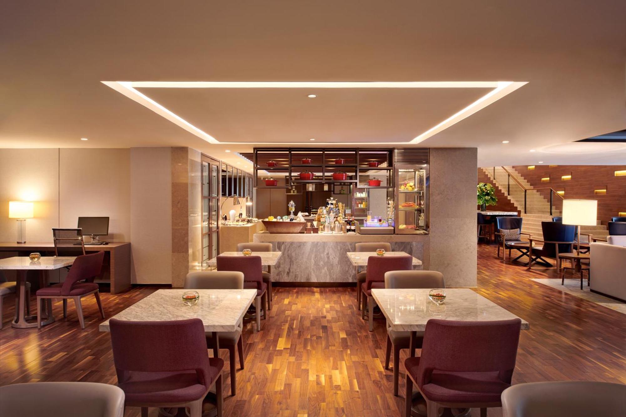 Hilton Kota Kinabalu Exterior foto The lounge at the airport