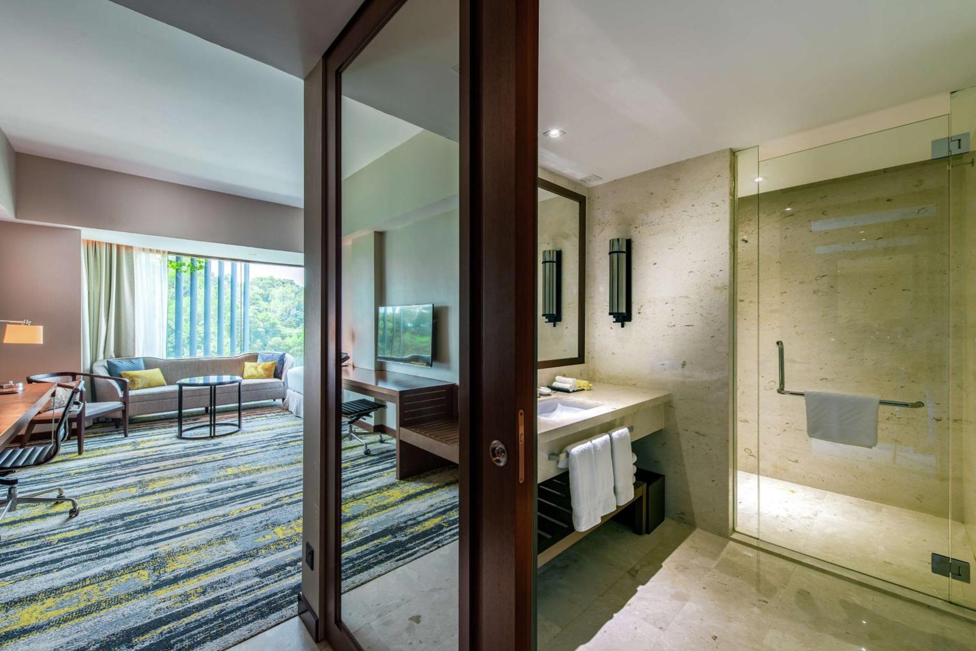 Hilton Kota Kinabalu Exterior foto Deluxe Suite