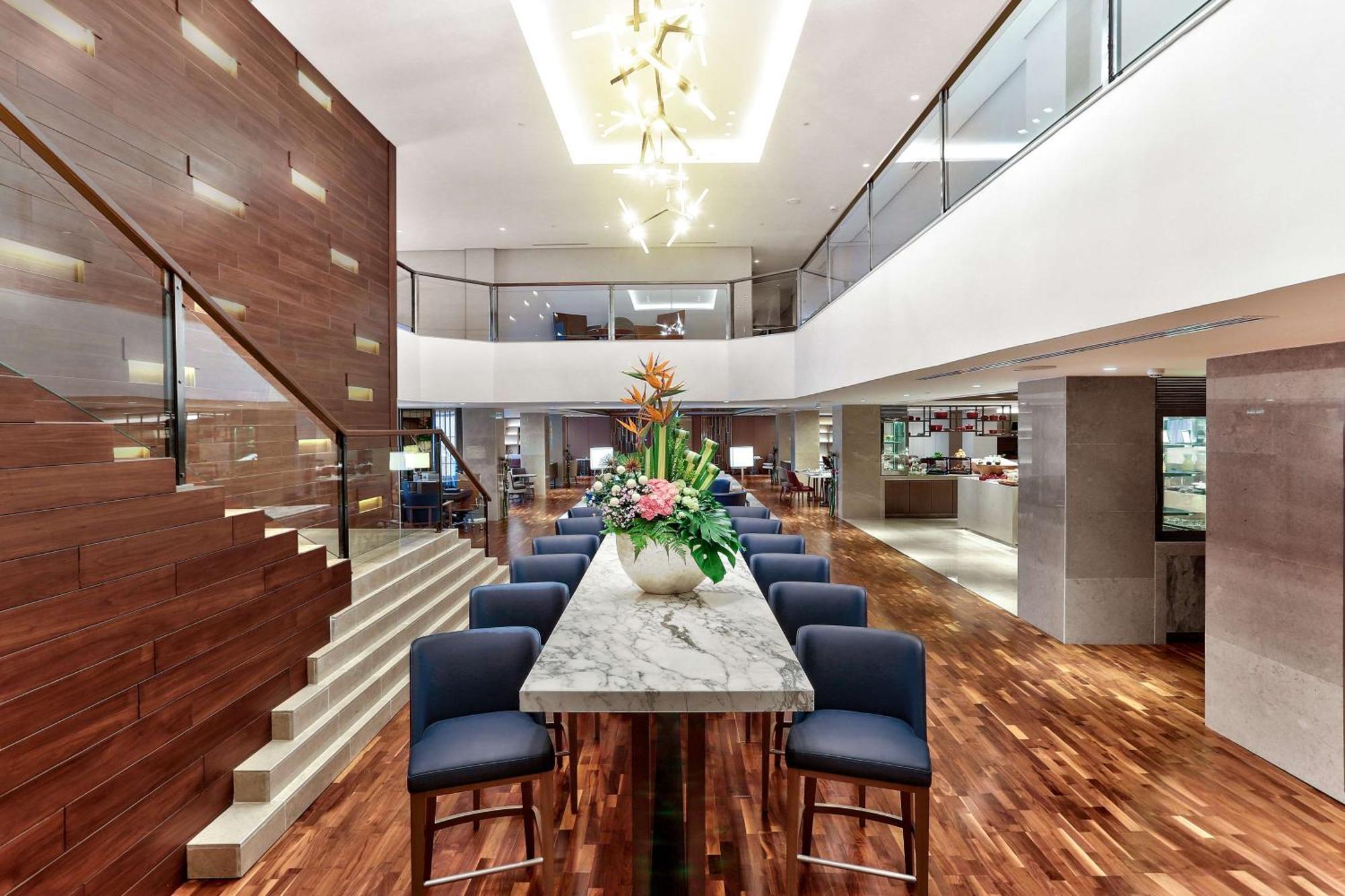 Hilton Kota Kinabalu Exterior foto The interior of the lounge